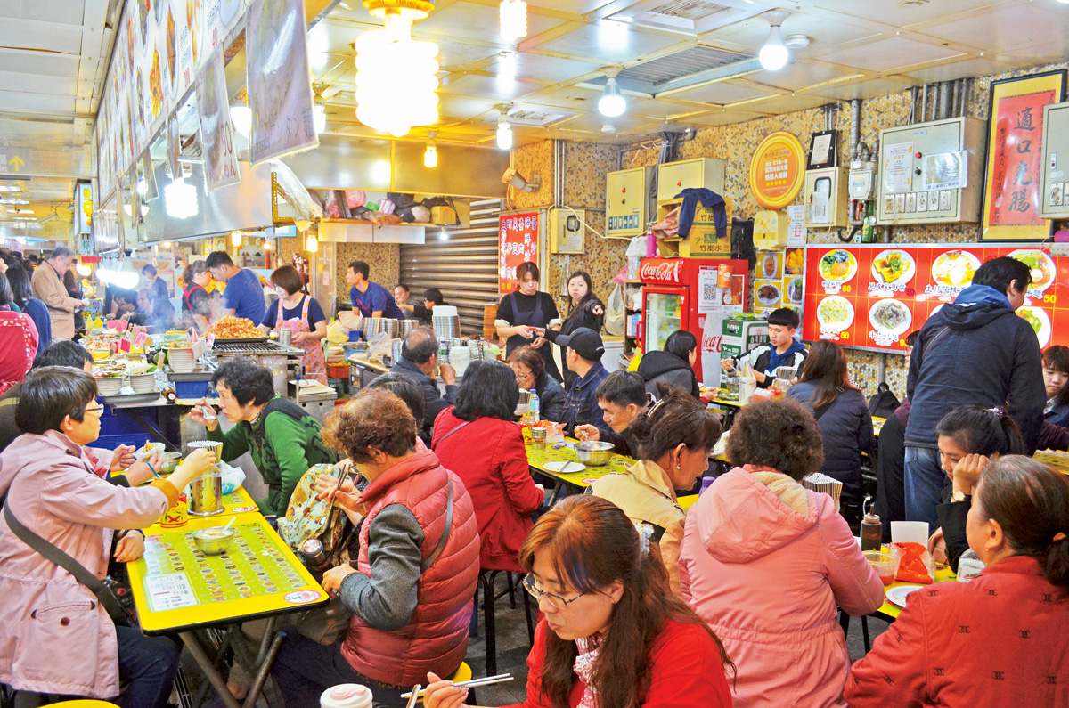 小吃店滿滿人潮，如今餐飲業多面臨人力不足問題
